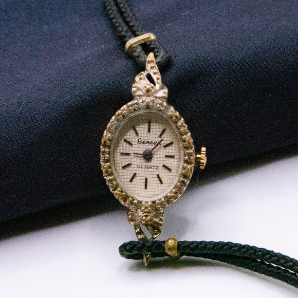 STUNNING Simple and Elegant Geneva Watch Women's - Picture 1 of 1